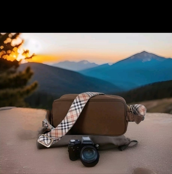 Burberry Pouch converted into to shoulder bag or cross body - Picture 4 of 5